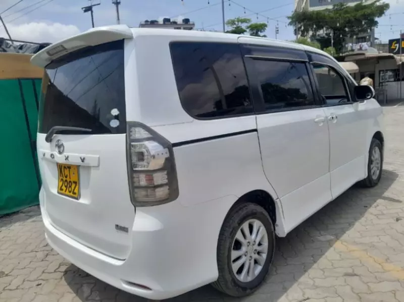 Toyota Voxy    - 2011