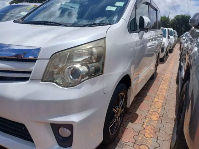 Toyota Noah   - 2013