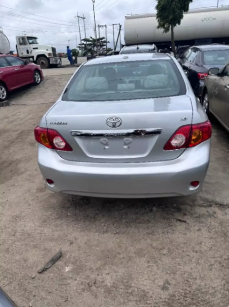 Toyota corolla   - 2010