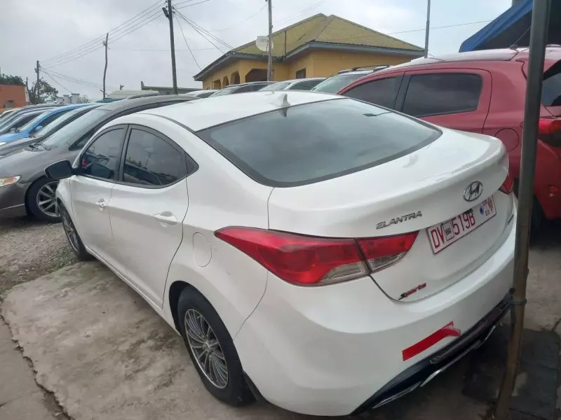 Hyundai Elantra   - 2012