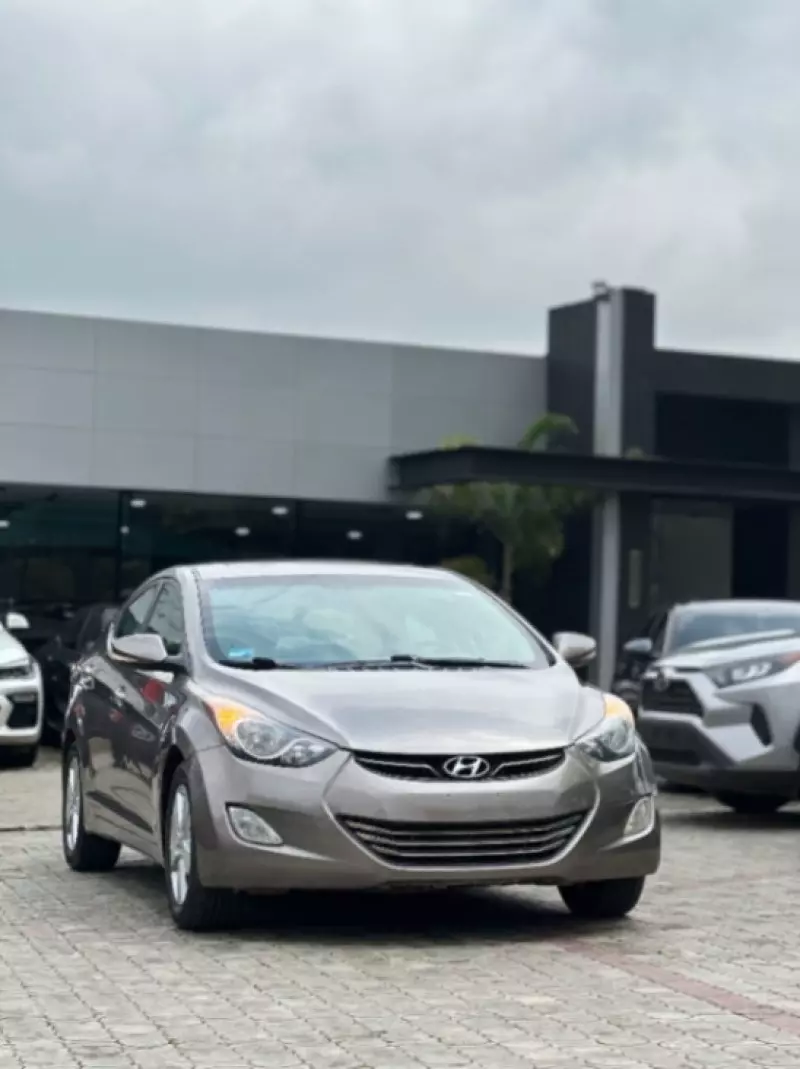 Hyundai Elantra   - 2011