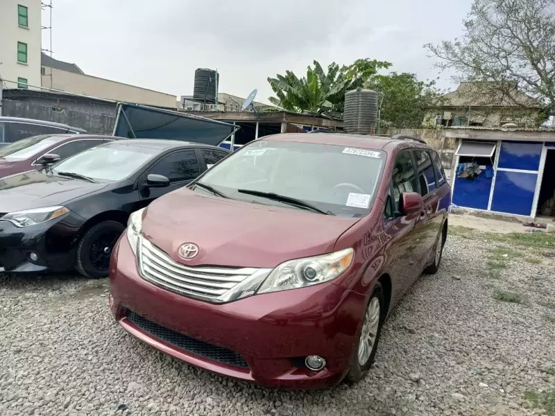 Toyota Sienna   - 2011