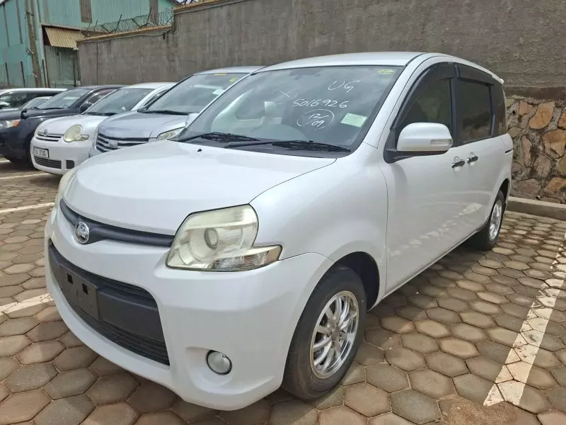 Toyota Sienta   - 2012