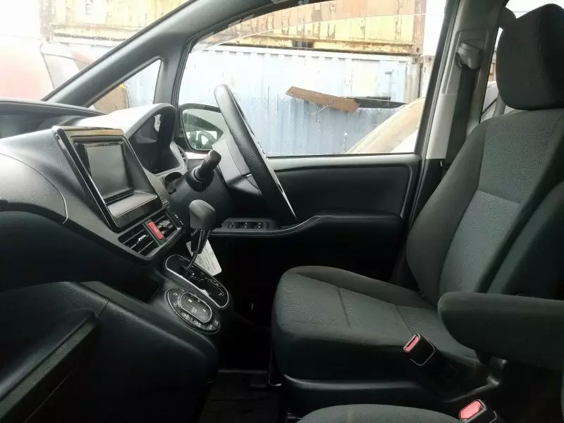 Toyota Noah   - 2015
