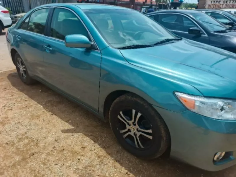 Toyota Camry   - 2011