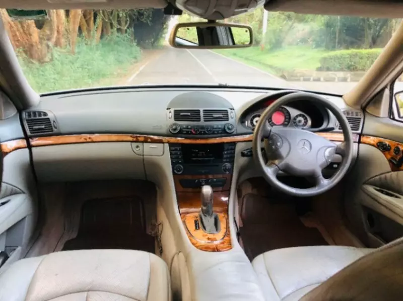 Mercedes-Benz E200   - 2005