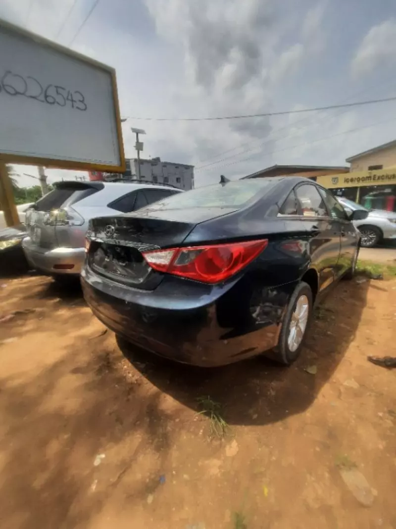 Hyundai Sonata   - 2011