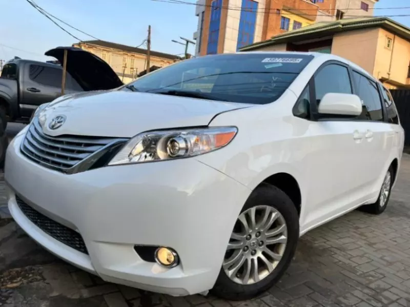 Toyota Sienna   - 2011