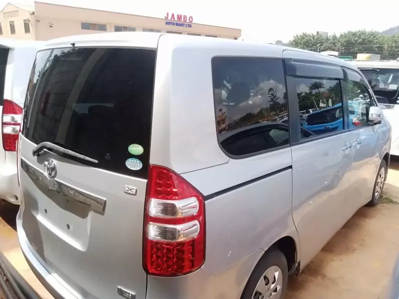 Toyota Noah   - 2012