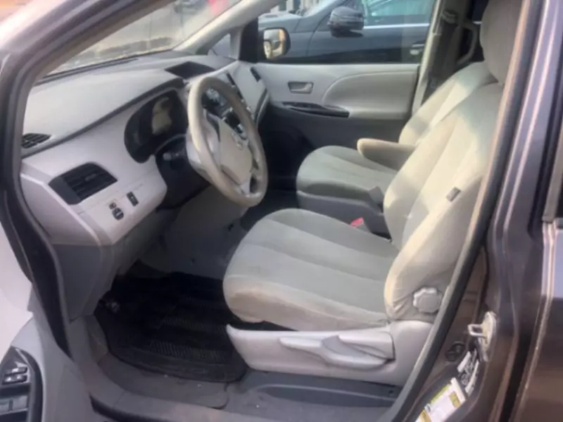 Toyota Sienna   - 2011