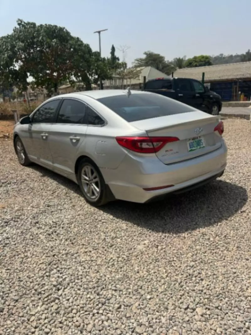 Hyundai Sonata   - 2012