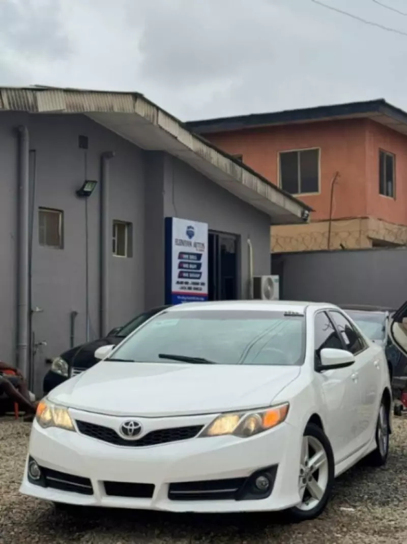 Toyota camry   - 2013