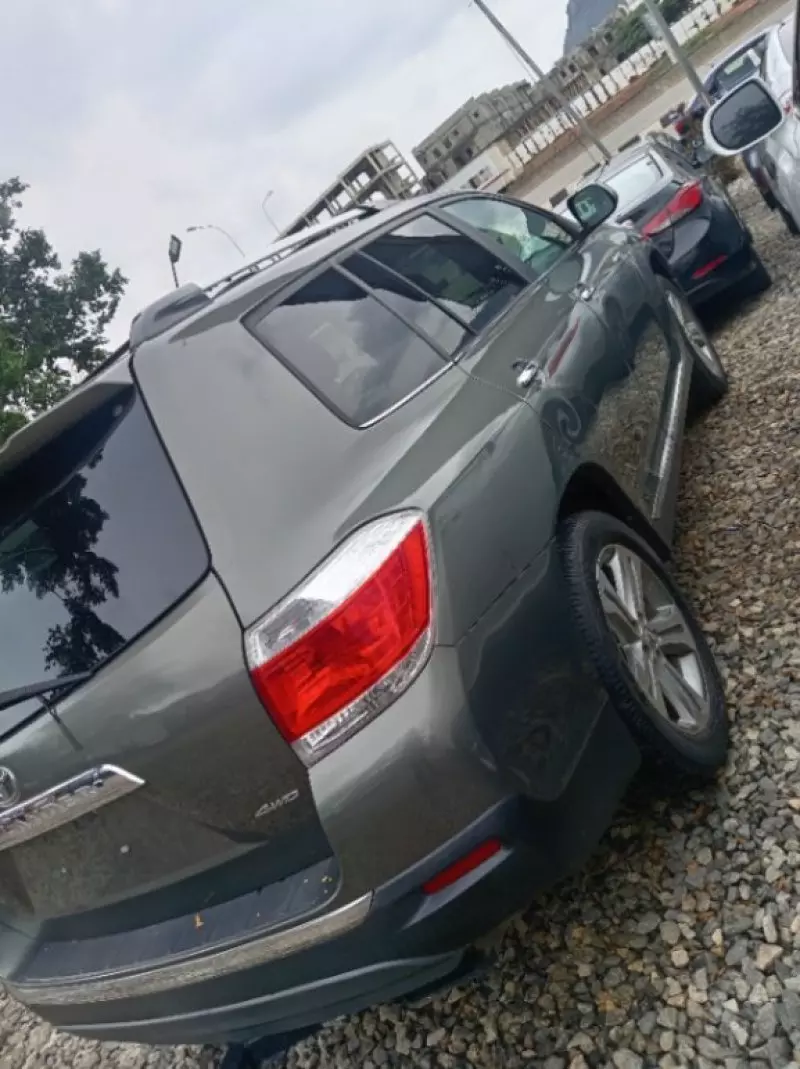 Toyota Highlander   - 2011