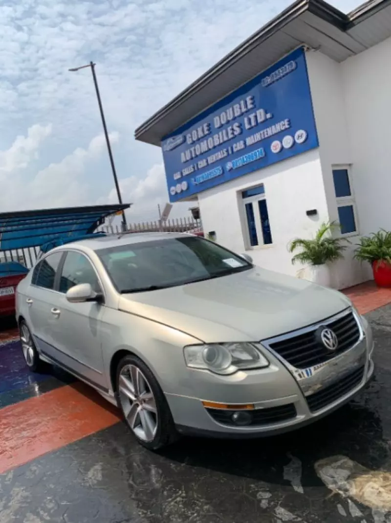 Volkswagen Passat   - 2010