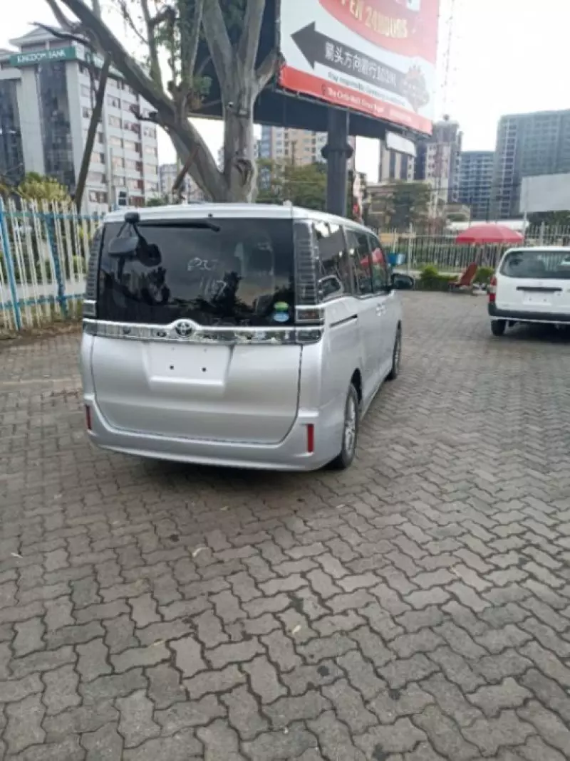 Toyota Voxy    - 2017
