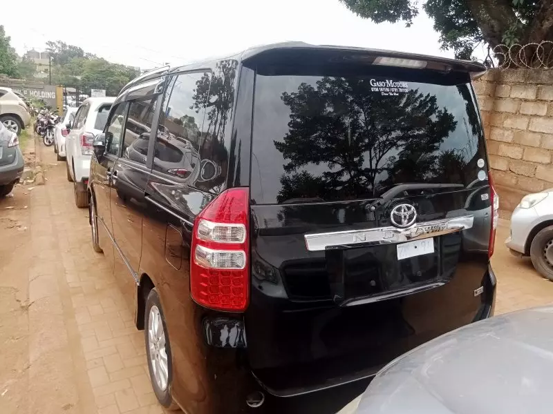 Toyota Noah   - 2012