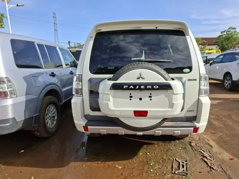 Mitsubishi Pajero - 2015