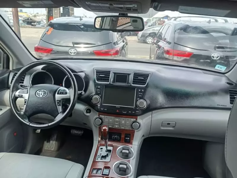 Toyota Highlander   - 2011