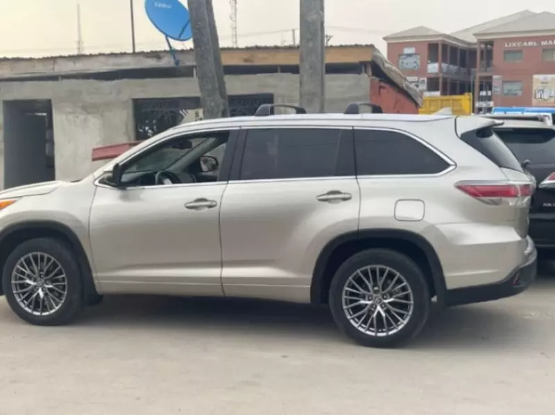 Toyota Highlander   - 2016
