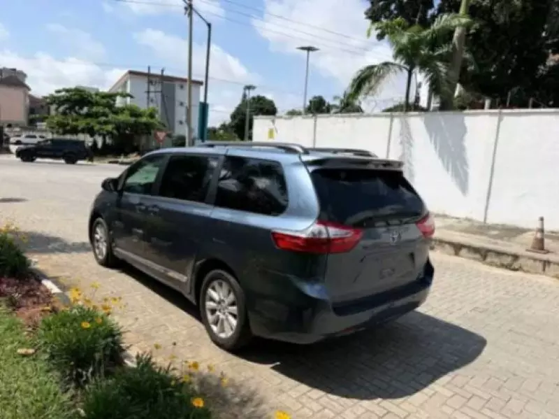 Toyota Sienna   - 2017