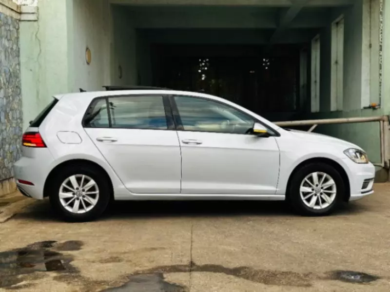 Volkswagen Golf   - 2017