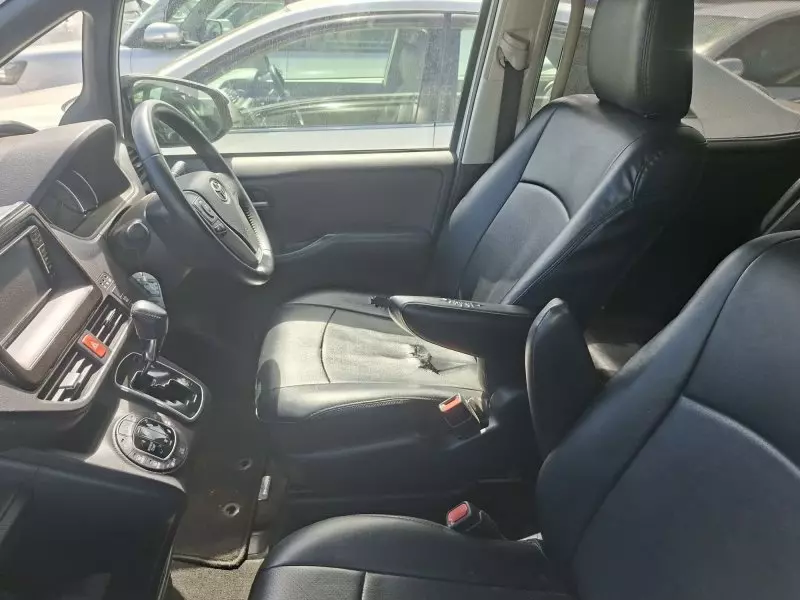 Toyota Noah Hybrid   - 2016