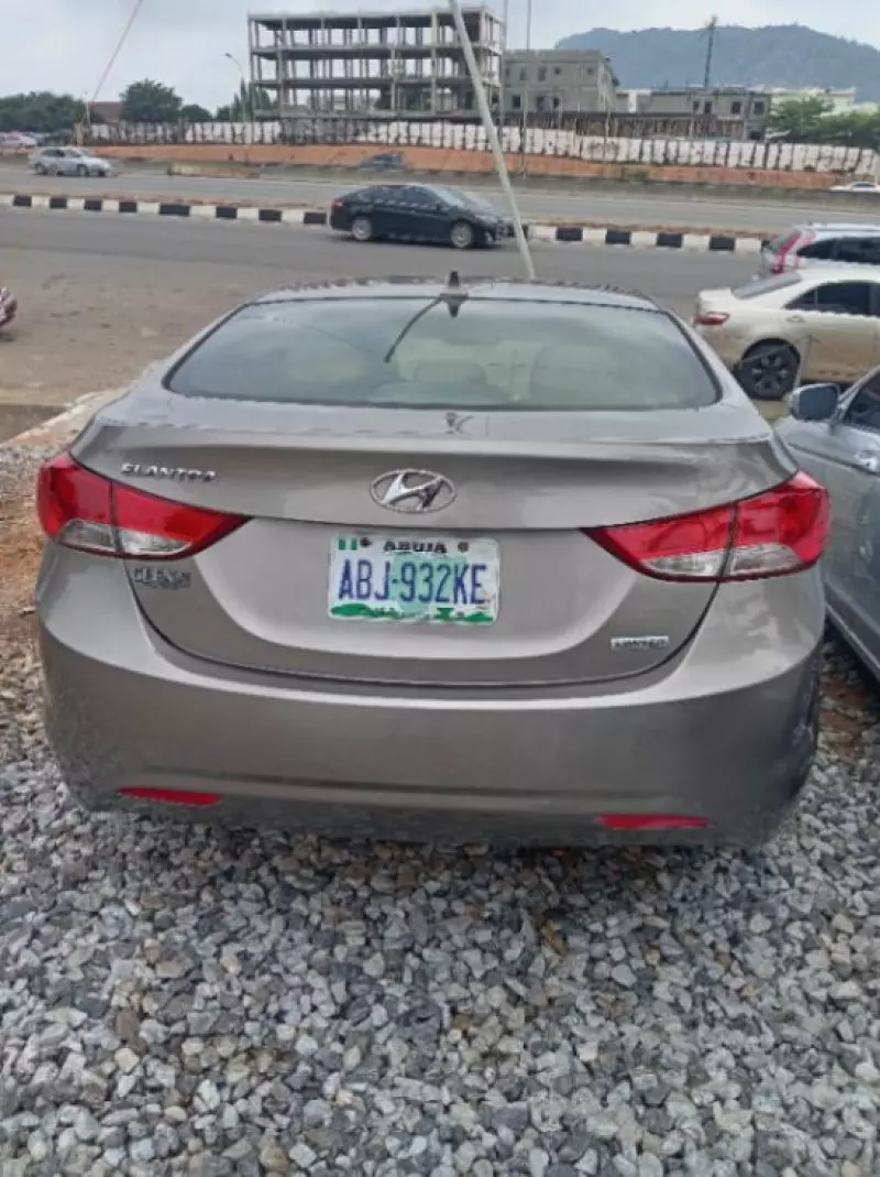 Hyundai Elantra   - 2013