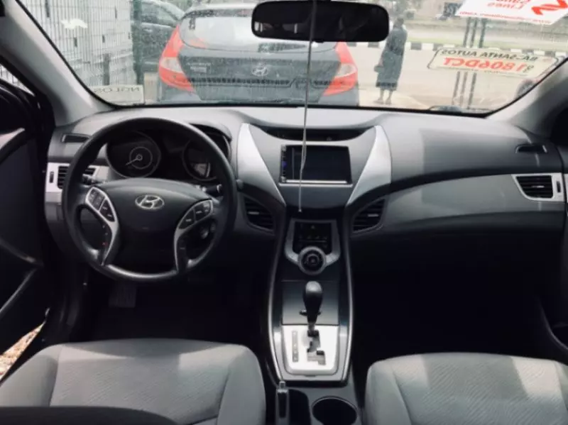 Hyundai Elantra   - 2012