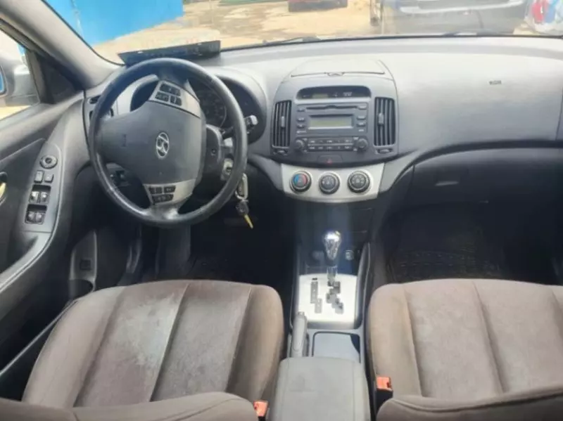 Hyundai Elantra   - 2010