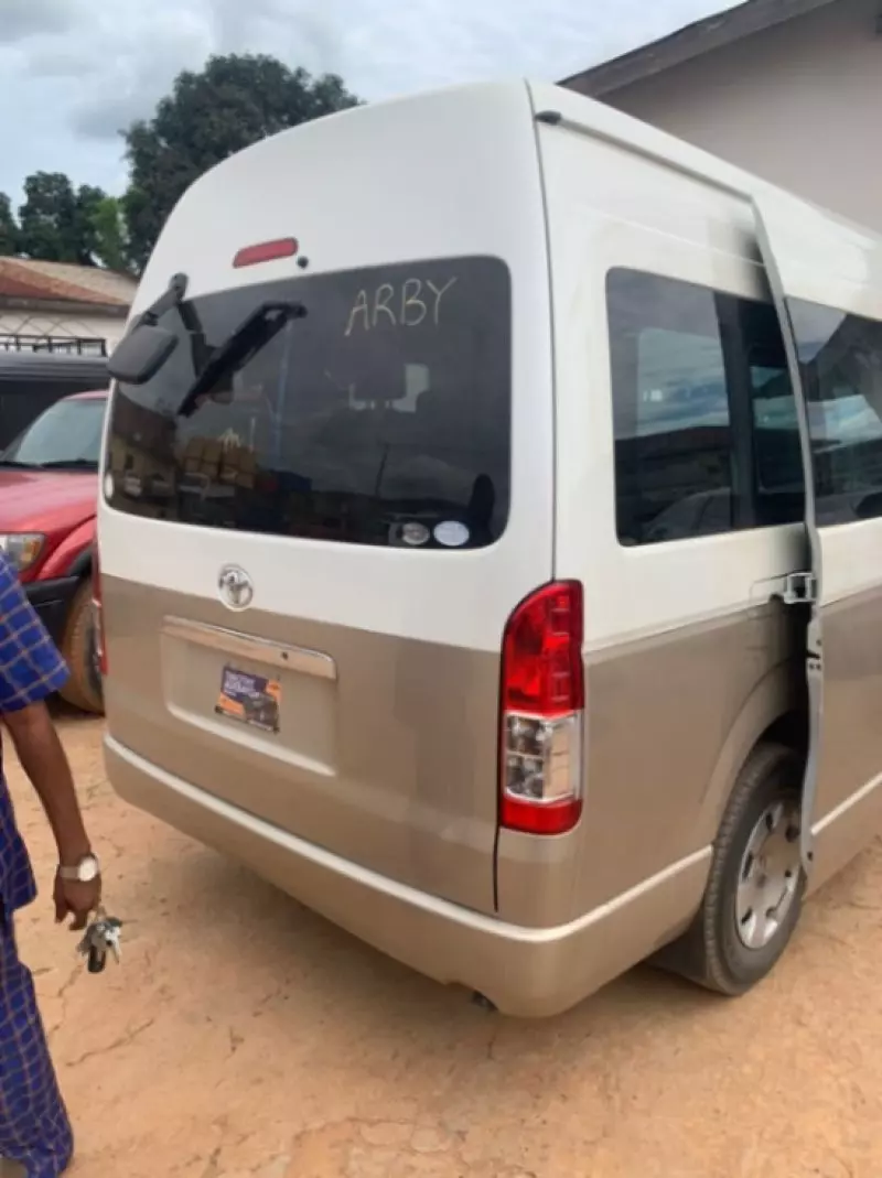 Toyota Hiace   - 2014