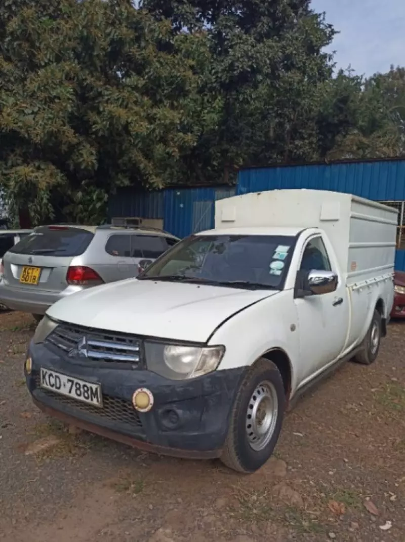 Mitsubishi L200   - 2014