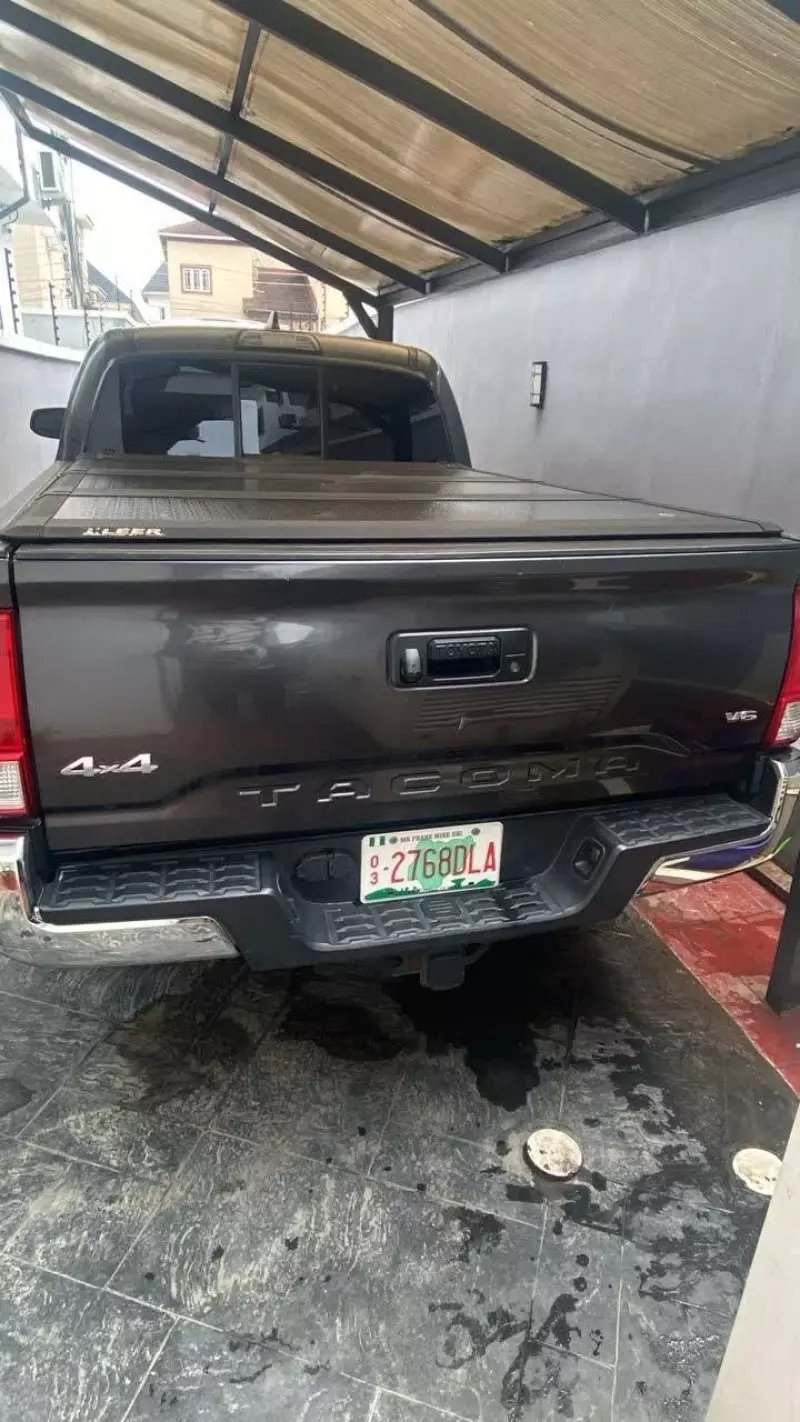 Toyota Tacoma   - 2017