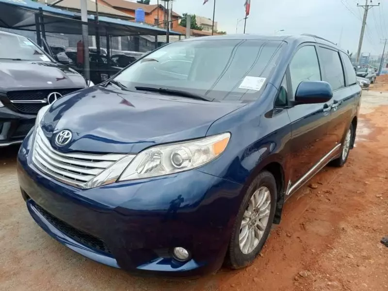 Toyota Sienna   - 2011