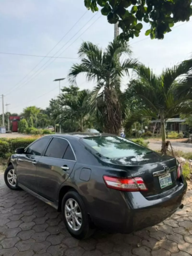 Toyota Camry   - 2011