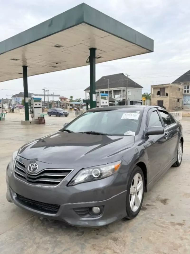 Toyota Camry   - 2011
