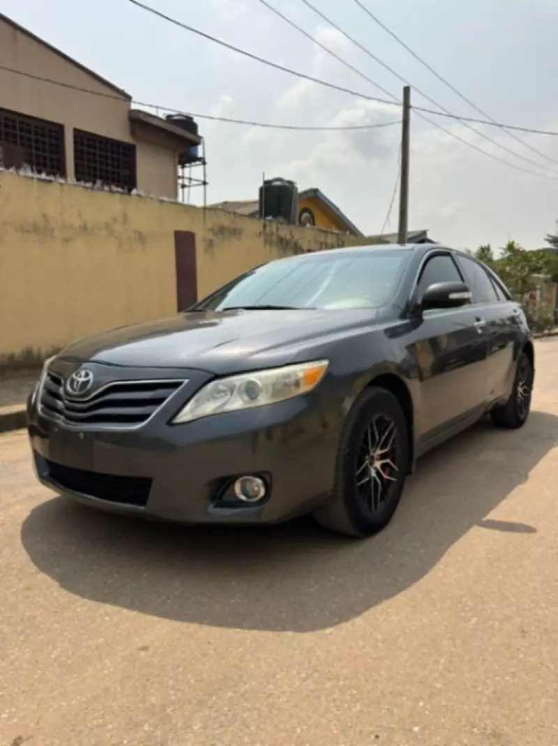 Toyota Camry   - 2010