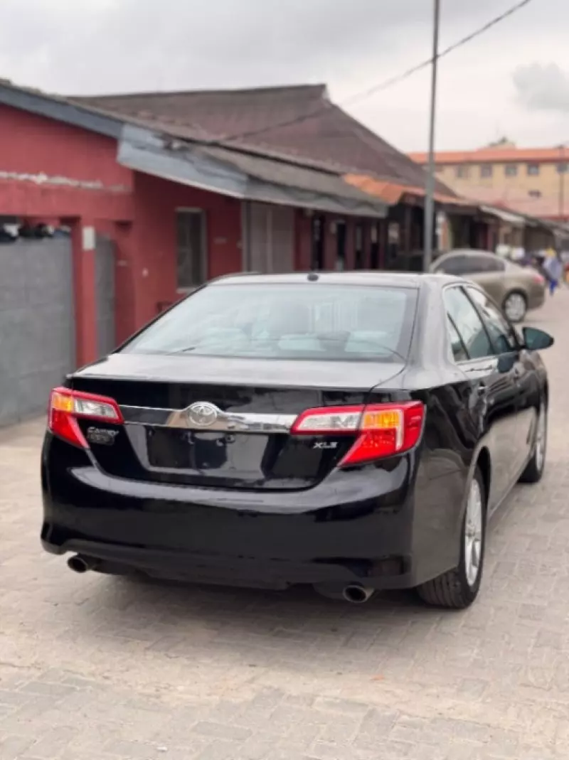 Toyota camry   - 2012