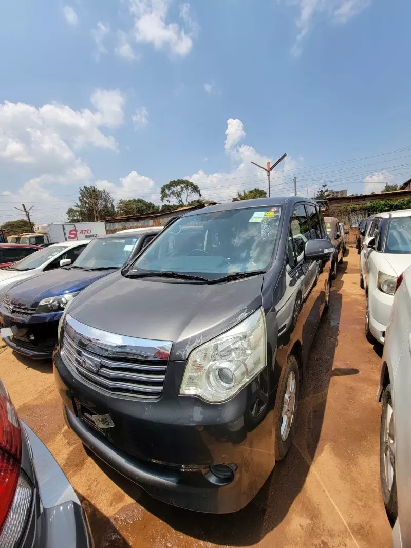 Toyota Noah   - 2011
