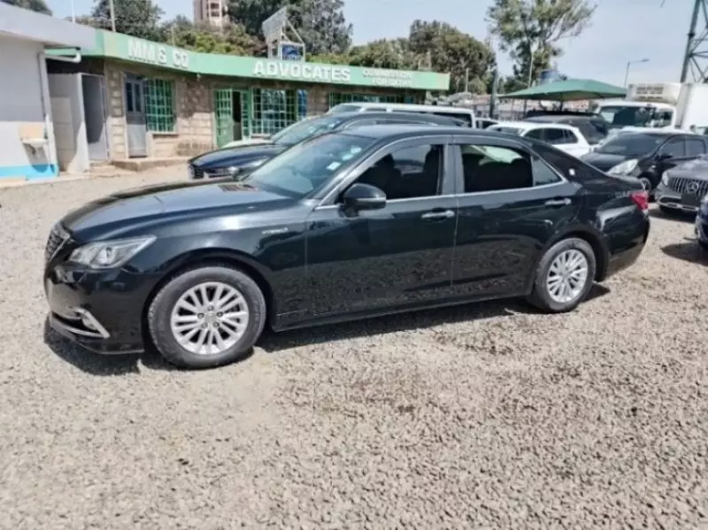 Toyota Crown   - 2017