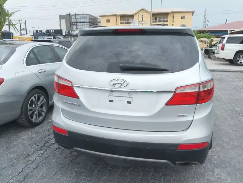 Hyundai Santa Fe   - 2011