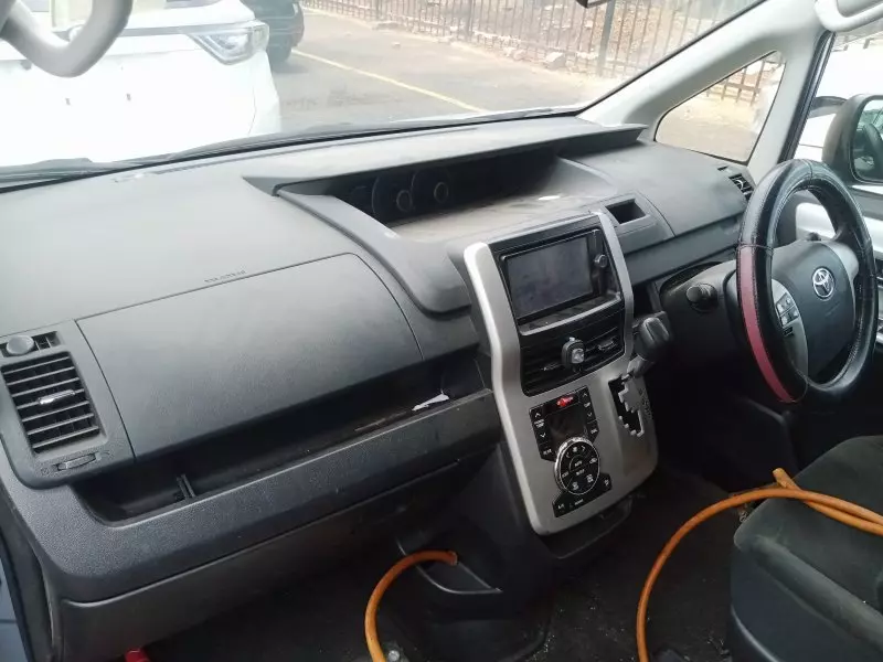 Toyota Noah   - 2011