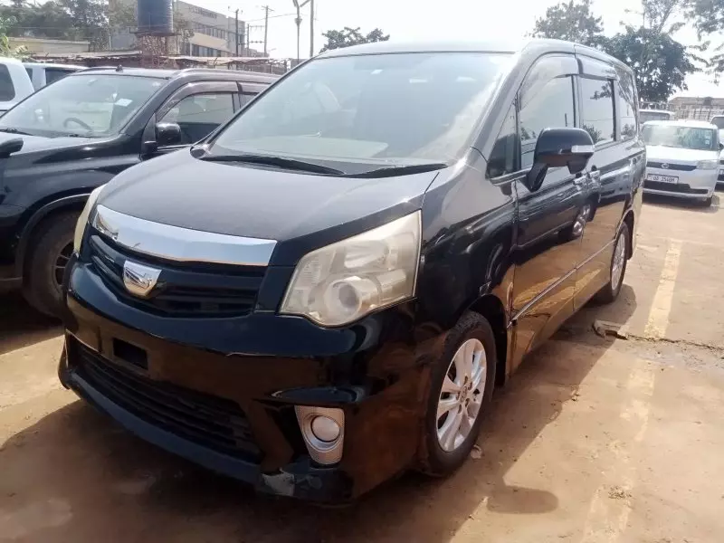 Toyota Noah   - 2012