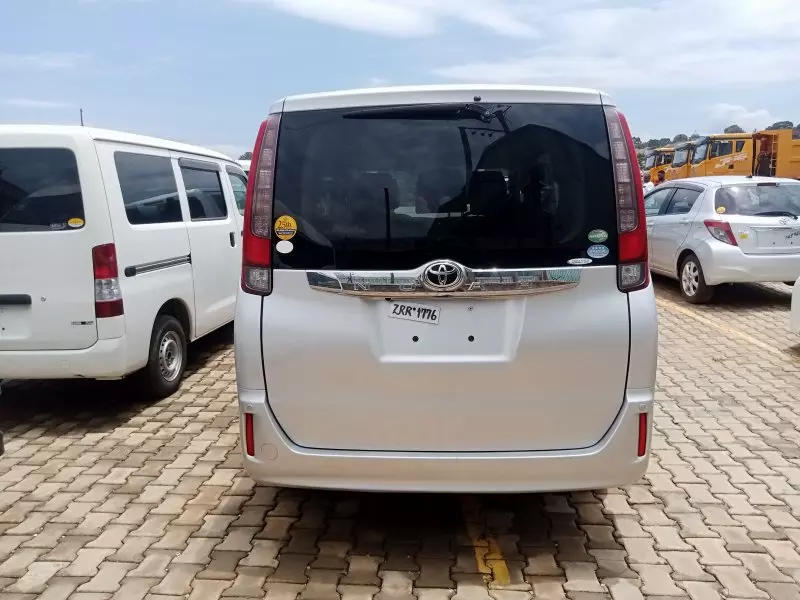 Toyota Noah   - 2015
