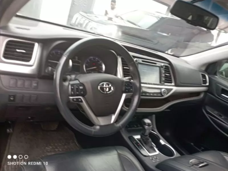 Toyota Highlander   - 2016