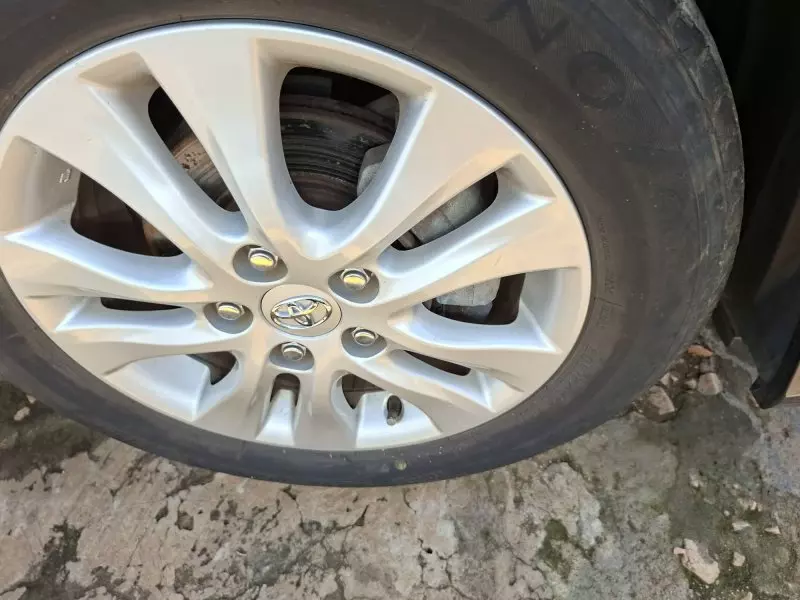 Toyota Noah   - 2012