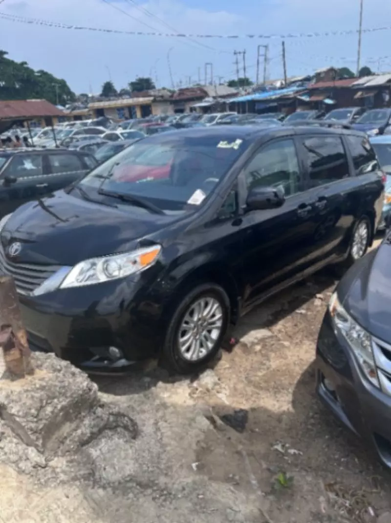 Toyota Sienna   - 2014