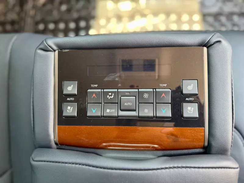 Toyota Land Cruiser V8   - 2012