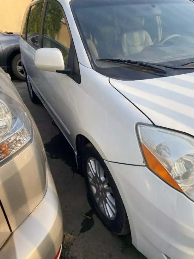 Toyota Sienna   - 2010