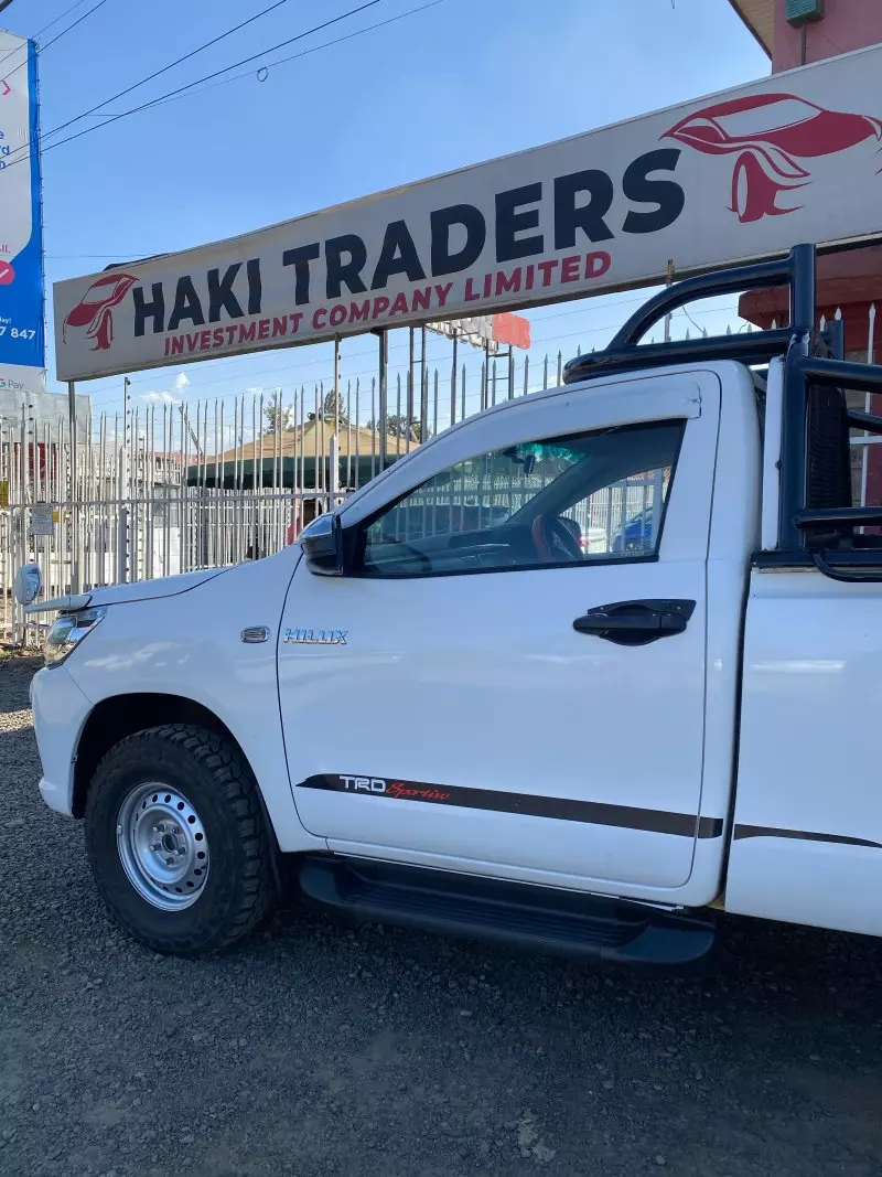 Toyota Hilux    - 2017