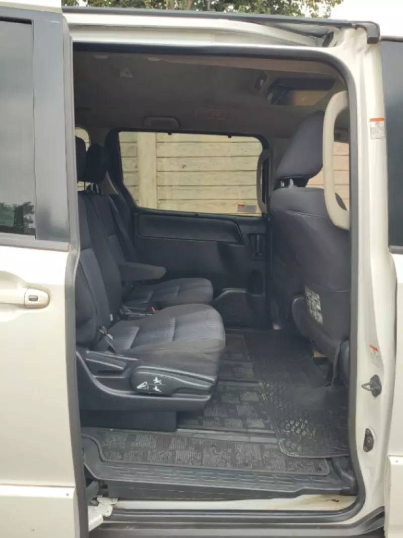Toyota Noah   - 2015